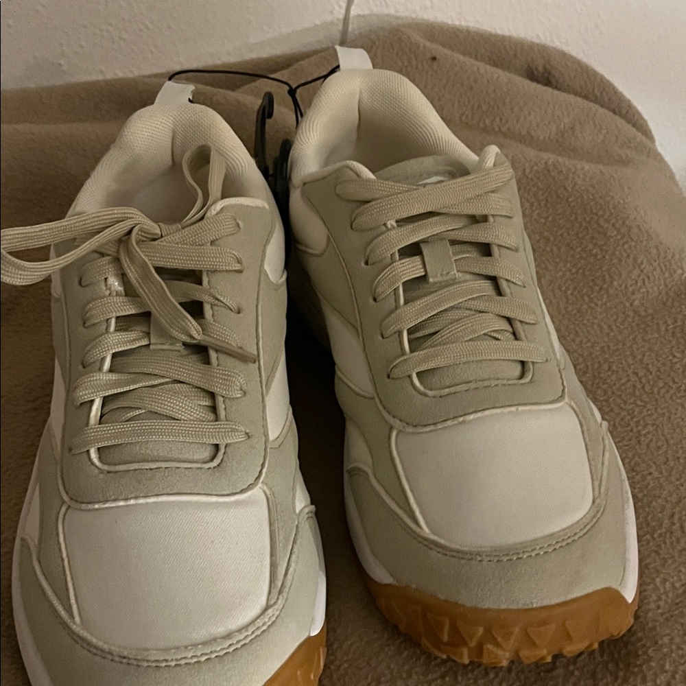 Stylish Men's Sneakers in Cream and White